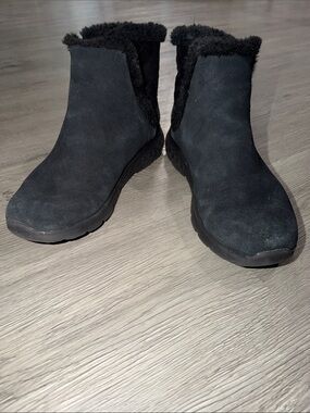 Skechers gogamat Black Faux-Suede Cozy  Slip On Ankle Boots Sz 10 EUC